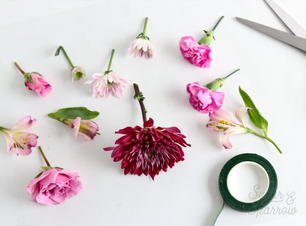 Wie man frische Blumen für die Kuchendekoration vorbereitet