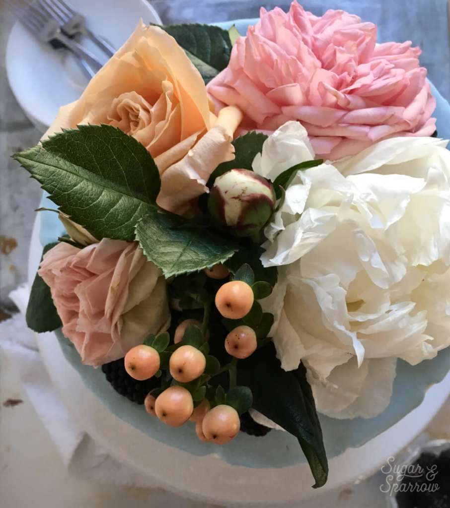 cómo colocar flores frescas en una tarta