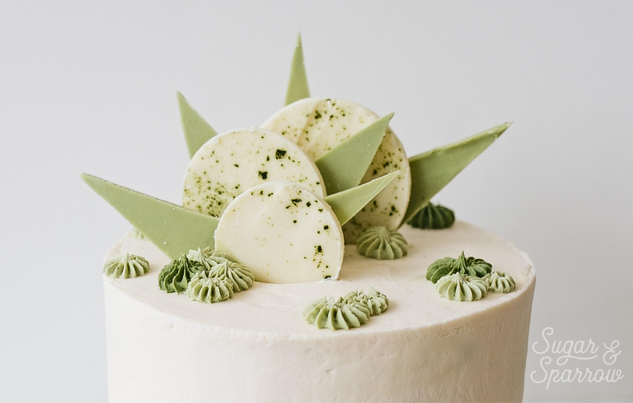 https://sugarandsparrow.s3.us-west-2.amazonaws.com/flour/wp-content/uploads/2018/06/17200832/matcha-cake.jpg