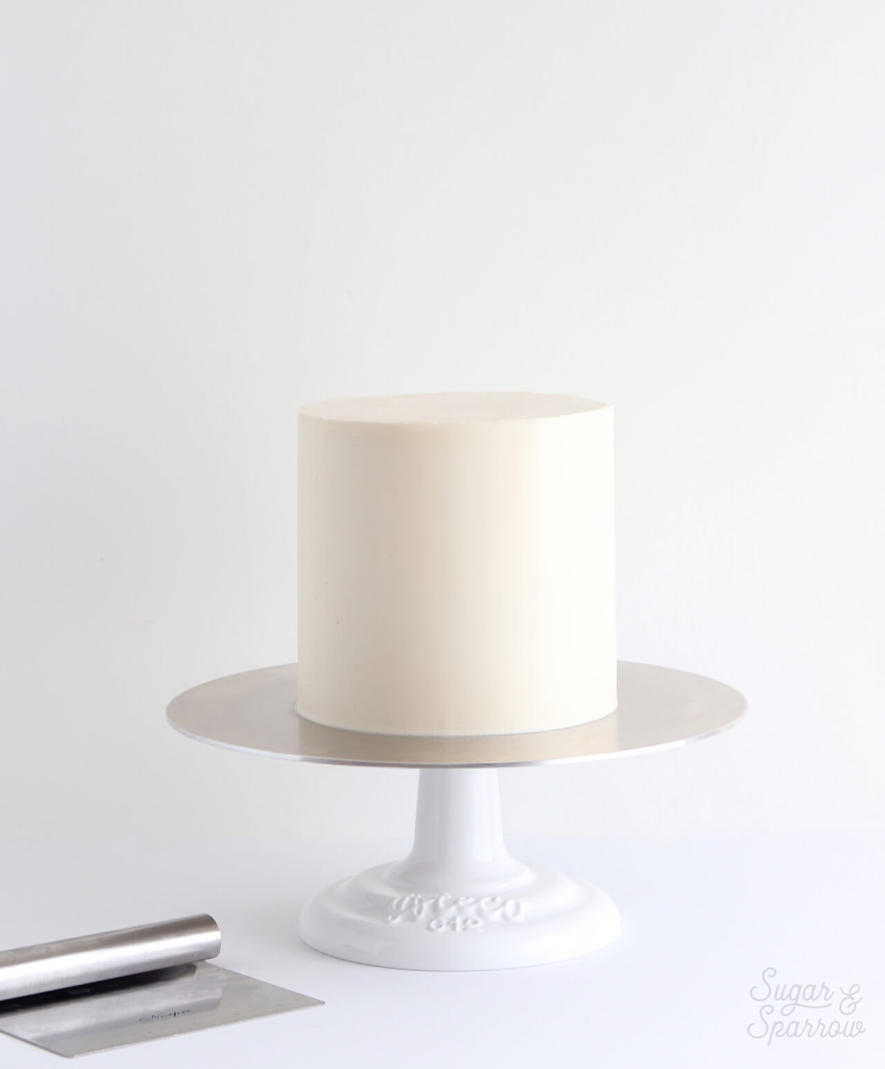 Smooth frosting or ganache finish on cakes