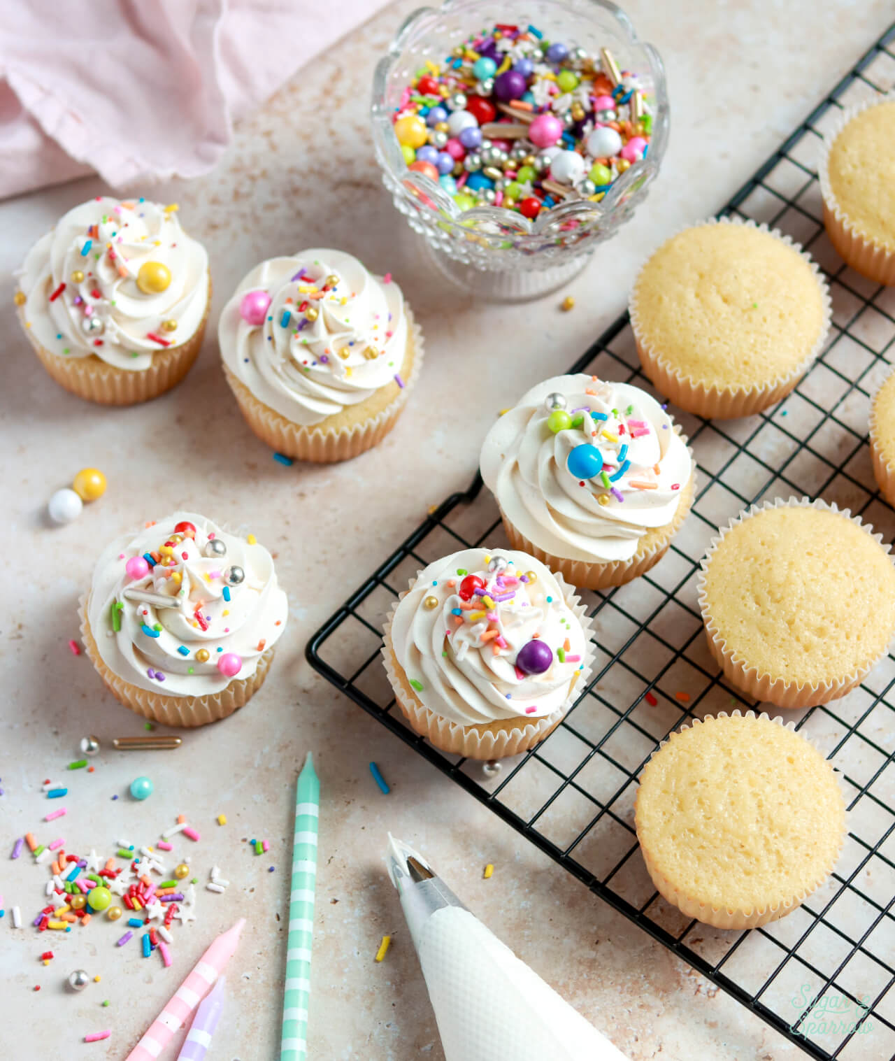 how to decorate vanilla cupcakes with a swirl of buttercream and sprinkles