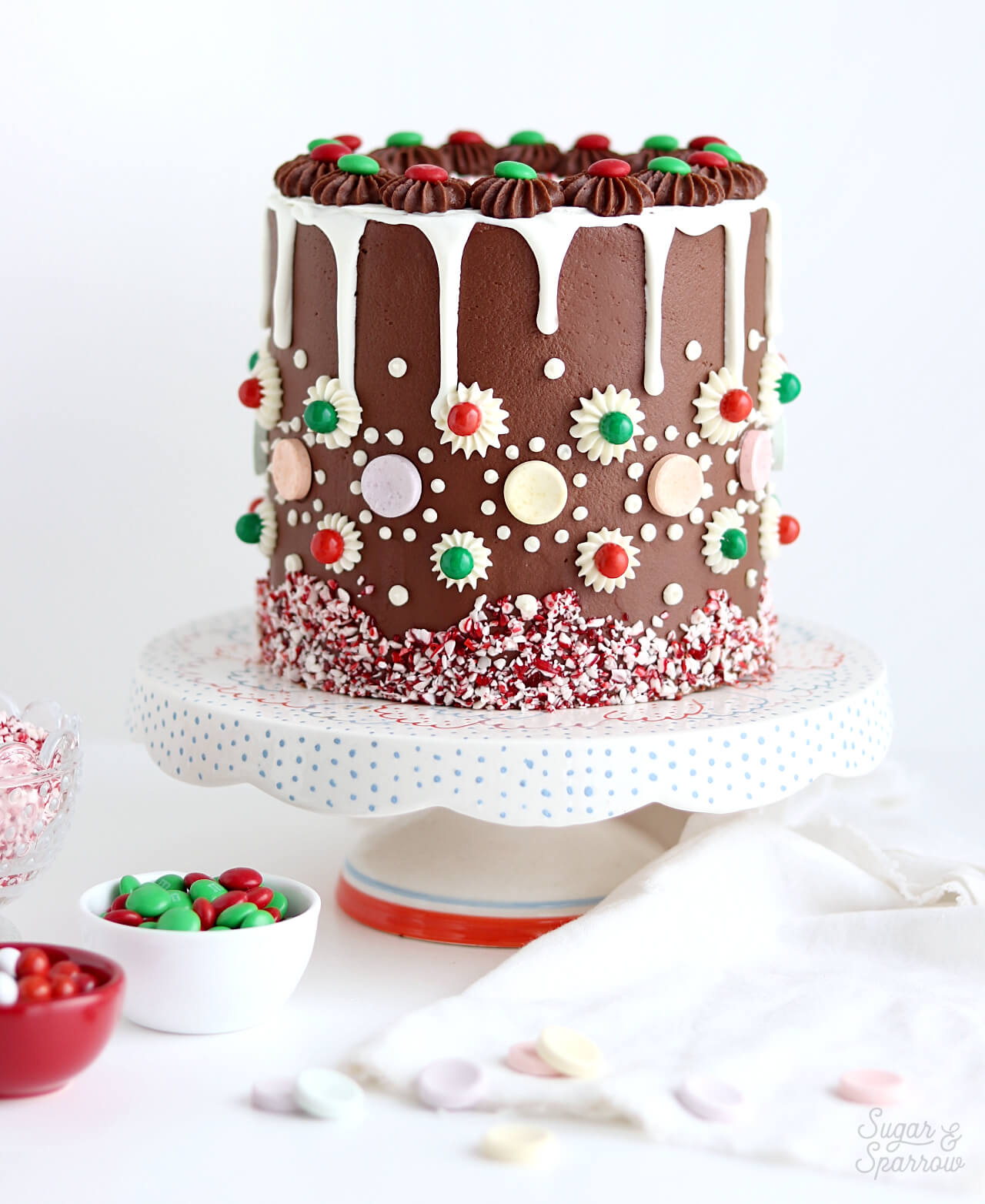 Christmas cake decorated with gingerbread cookies on the cake stand,  Christmas holiday sweet table concept Stock Photo - Alamy