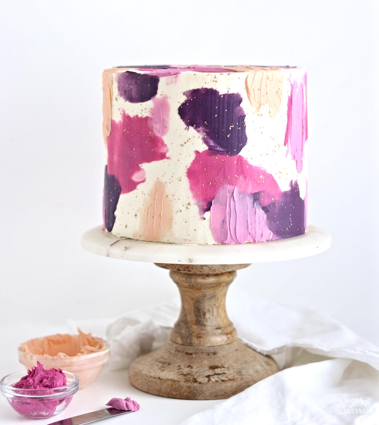 Ice your cake in the color of your choice, smear some patches of colored  icing around the cake. Take your s… | Creative cake decorating, Cake  decorating, Cake icing