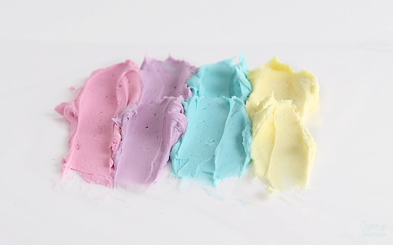 how to add multiple buttercream colors to piping bag