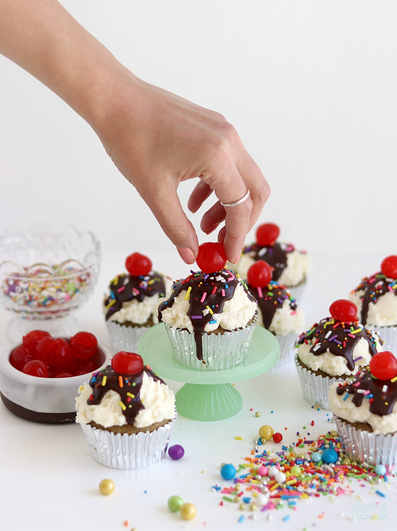 how to decorate banana split cupcakes