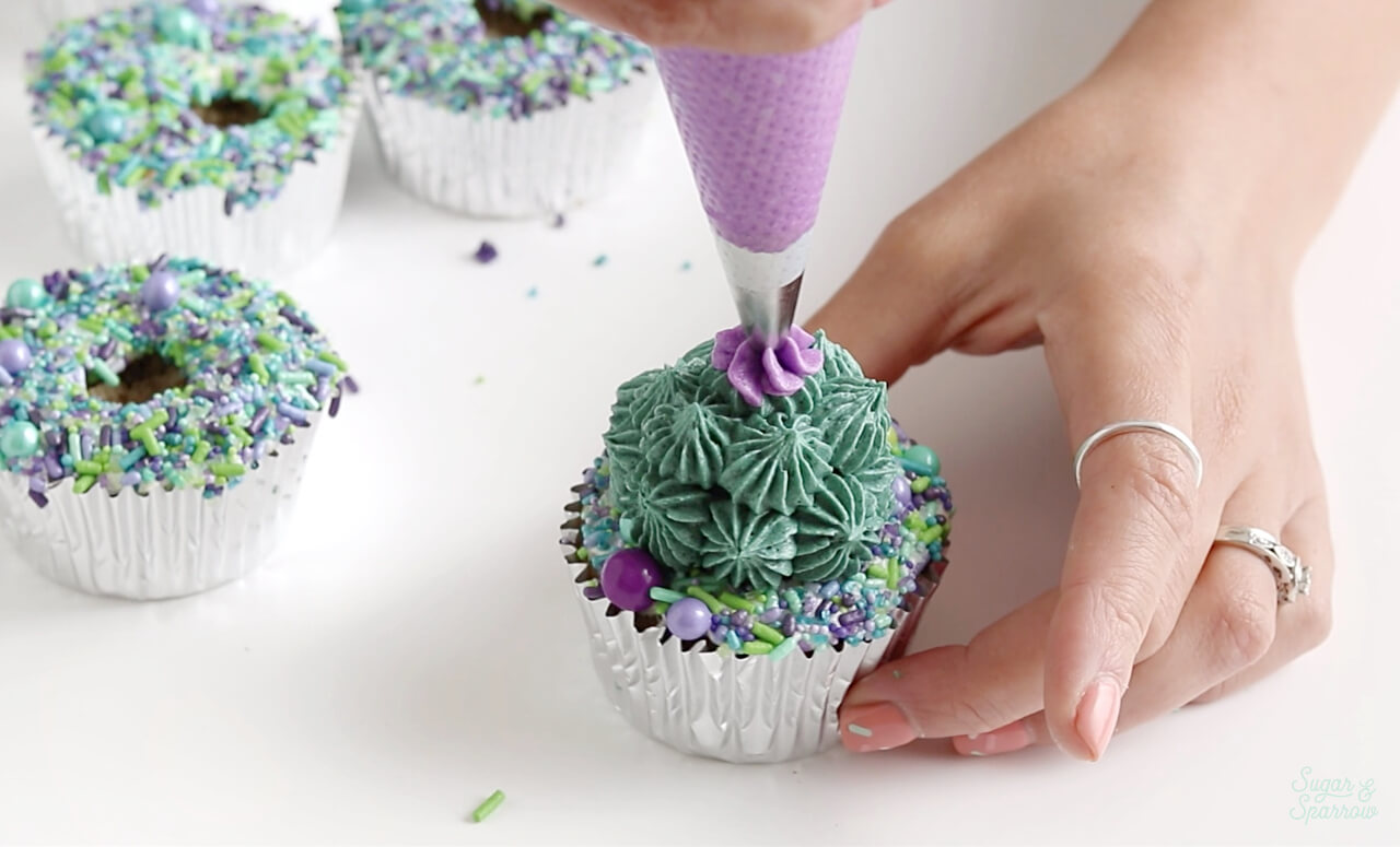 how to pipe a buttercream flower