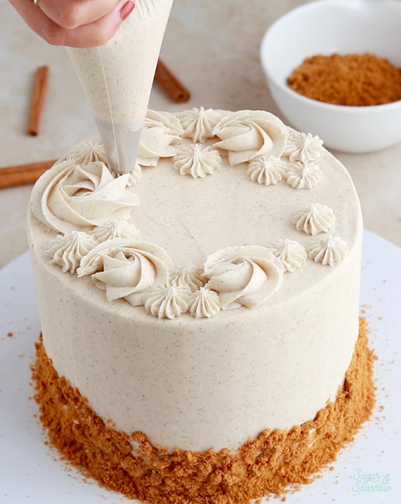 piping stars on a cake with wilton tip 4b