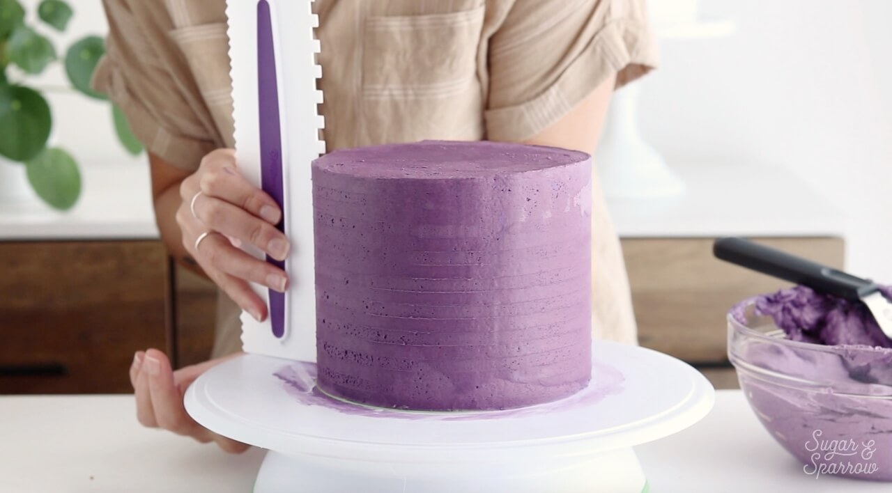 how to use an icing comb on buttercream cake