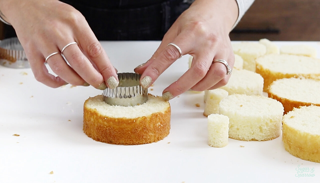 How To Make Mini Christmas Tree Cakes - Sugar & Sparrow