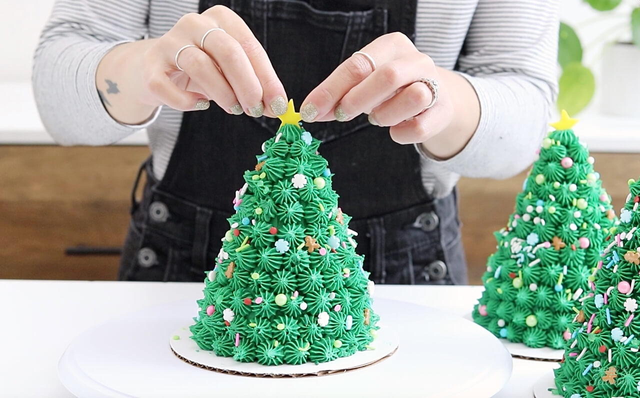 How To Make Mini Christmas Tree Cakes - Sugar & Sparrow