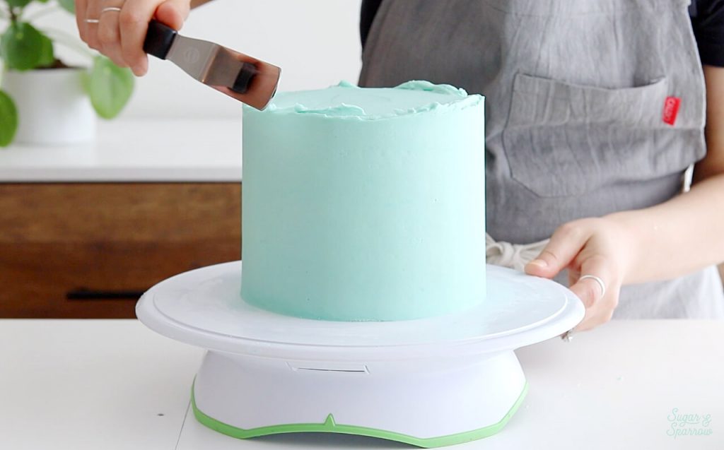 https://sugarandsparrow.s3.us-west-2.amazonaws.com/flour/wp-content/uploads/2020/08/03223546/Buttercream-Cake-Frosting-Tutorial-19-1024x637.jpg