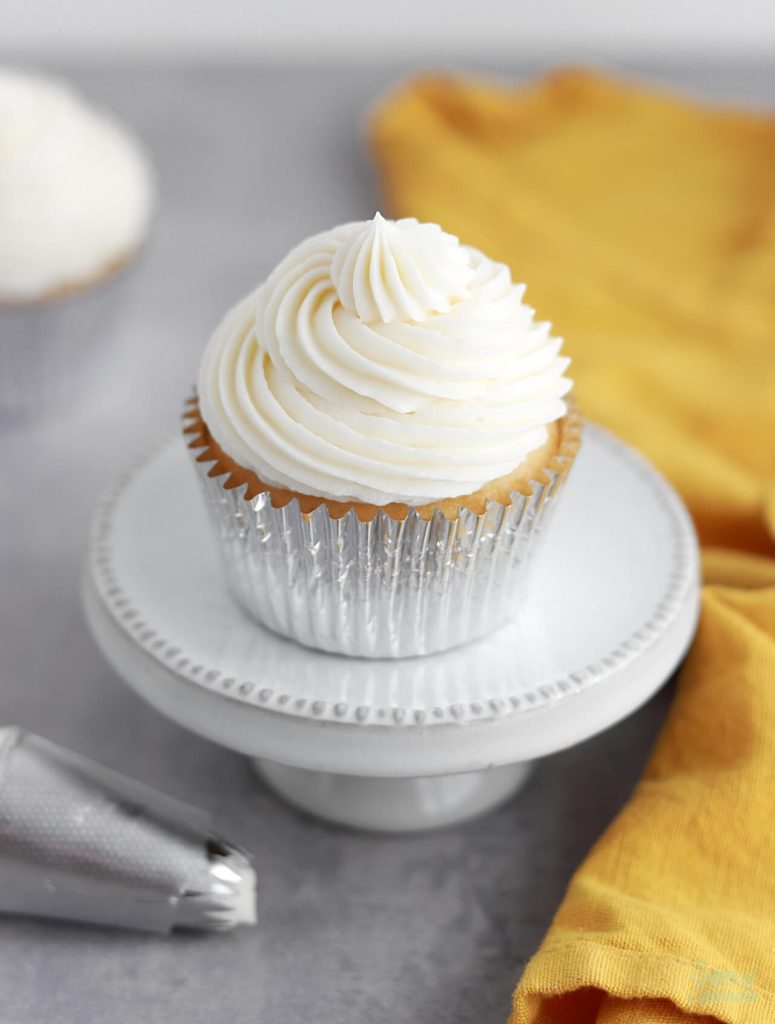 cream cheese buttercream for cake decorating