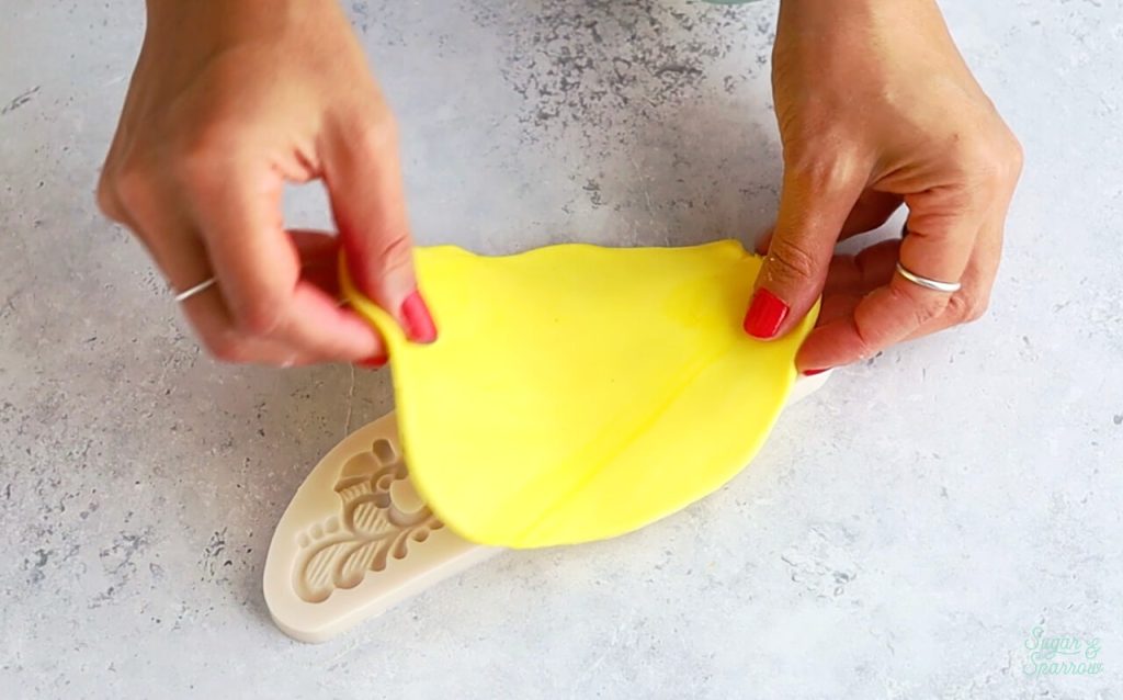 how to make a gum paste crown