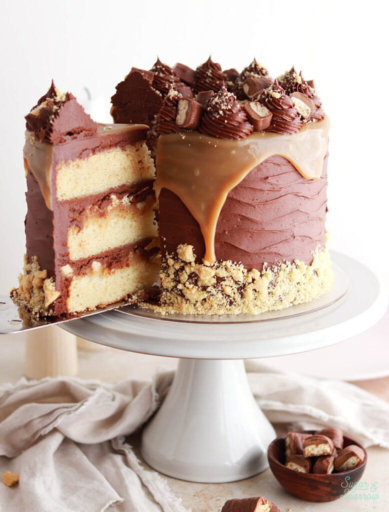 Twix cake with caramel and shortbread cookies 