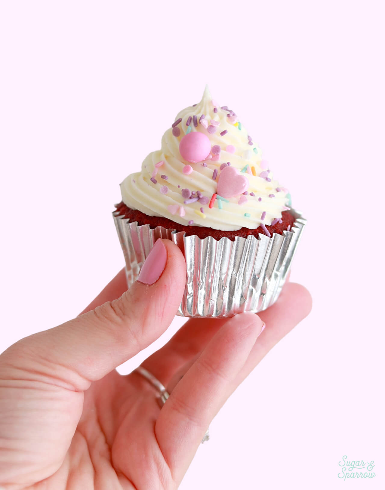 how to decorate red velvet cupcakes