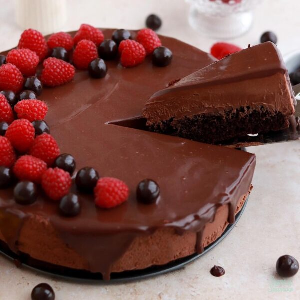 easy chocolate mousse cake with raspberries