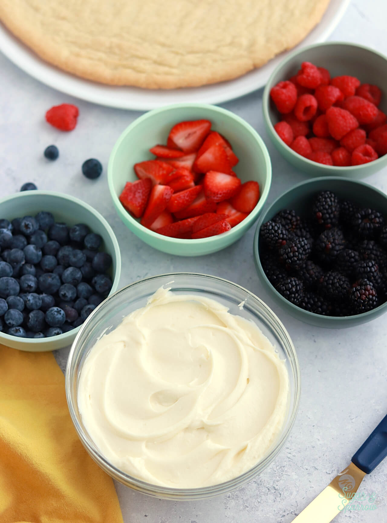 how to decorate a fruit pizza with fresh berries