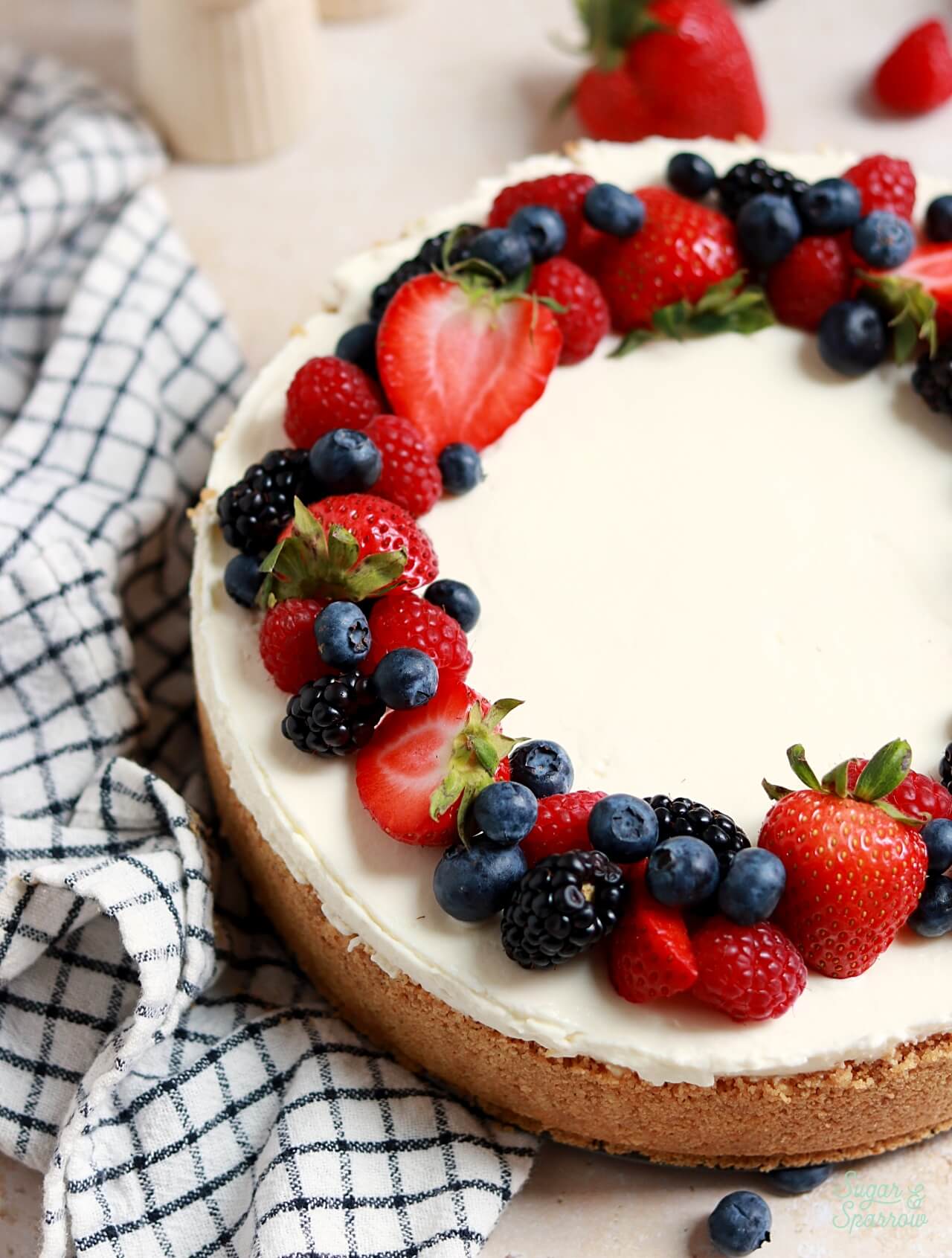 how to decorate a cheesecake with fresh berries