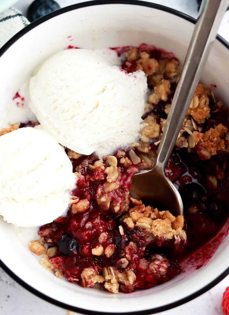 berry crisp recipe with vanilla ice cream