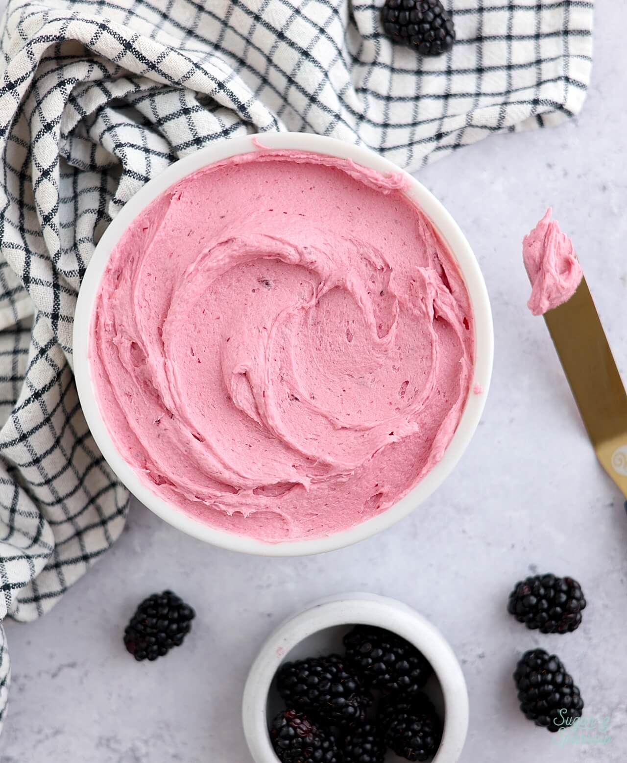 blackberry buttercream frosting recipe with fresh blackberries