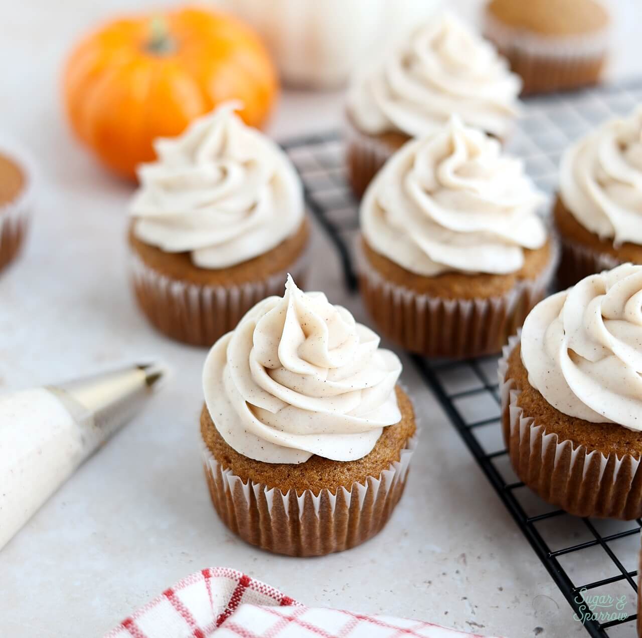 pumpkin cupcakes with cinnamon cream cheese frosting