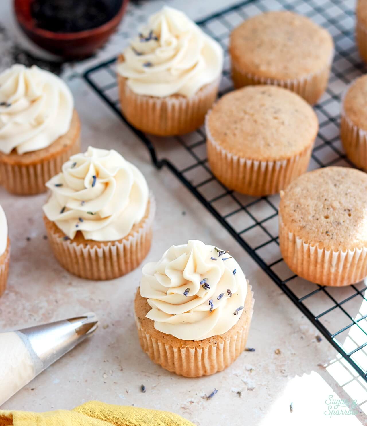 decorating london fog cupcakes with earl grey buttercream 