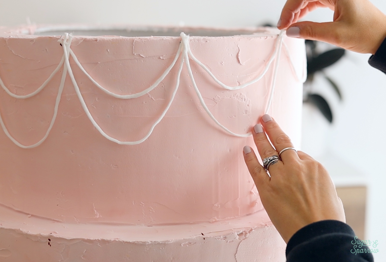 using yarn for swags ona. fake cake