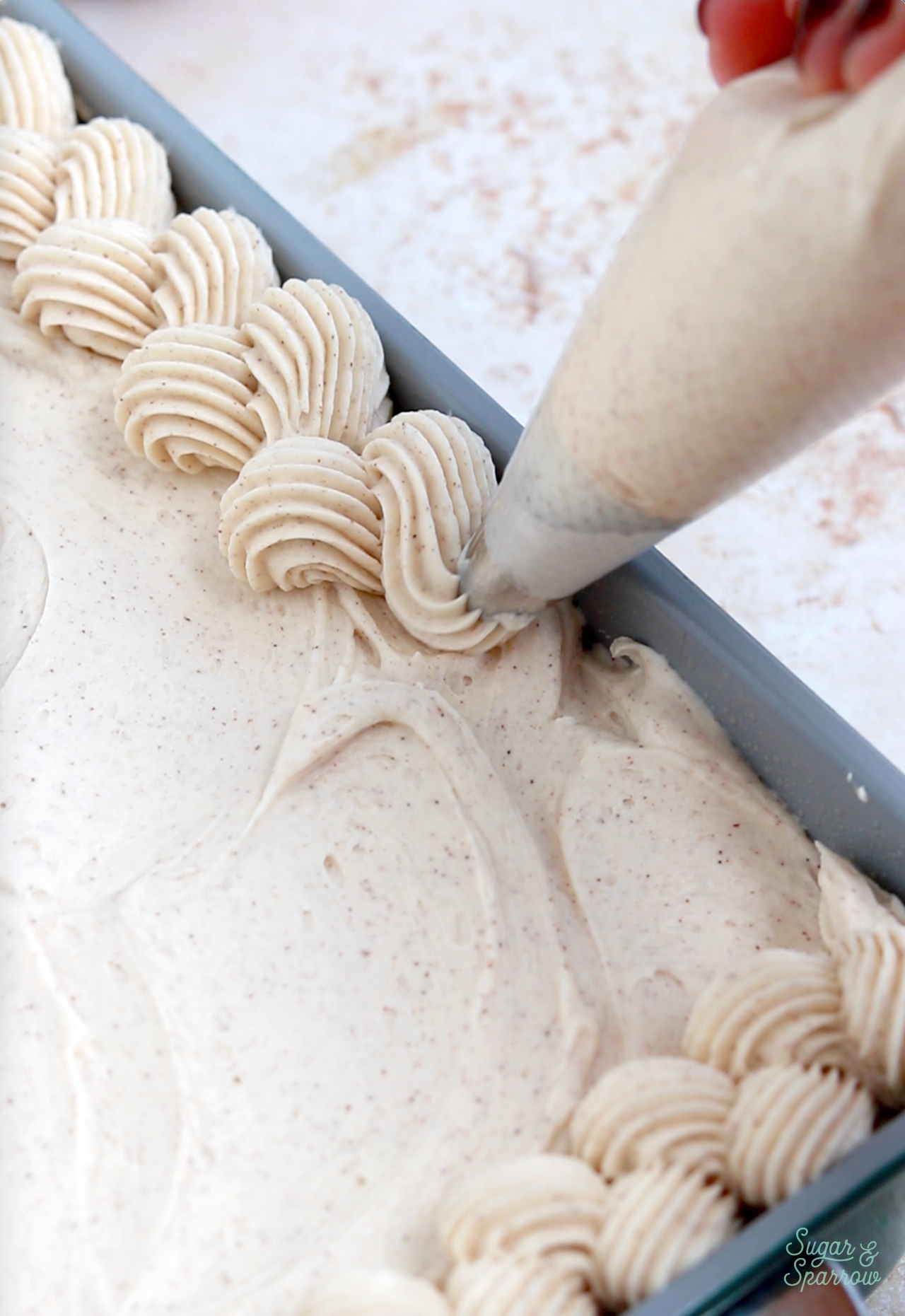 how to pipe a braided border with buttercream 