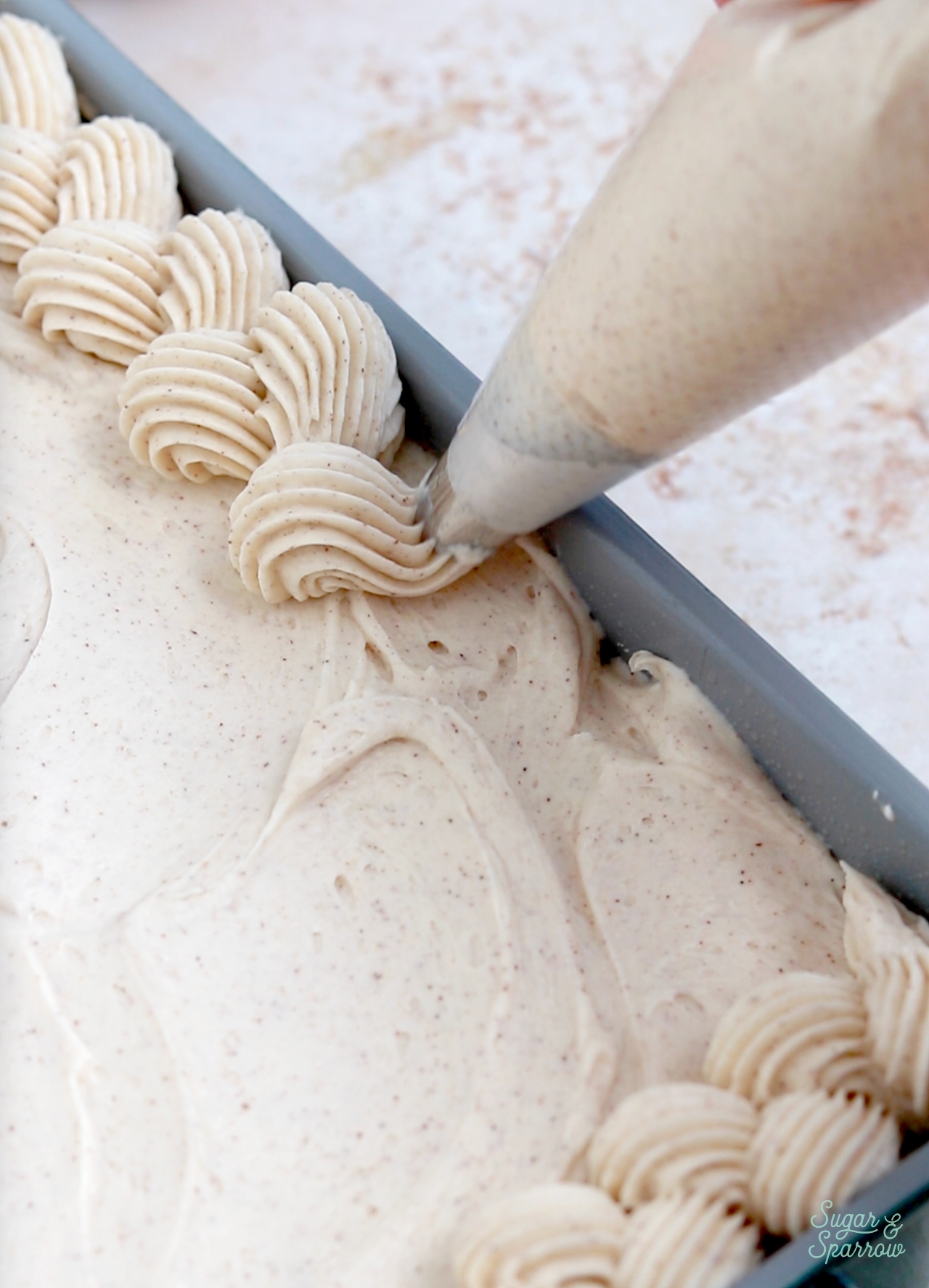 how to pipe a braided border with buttercream
