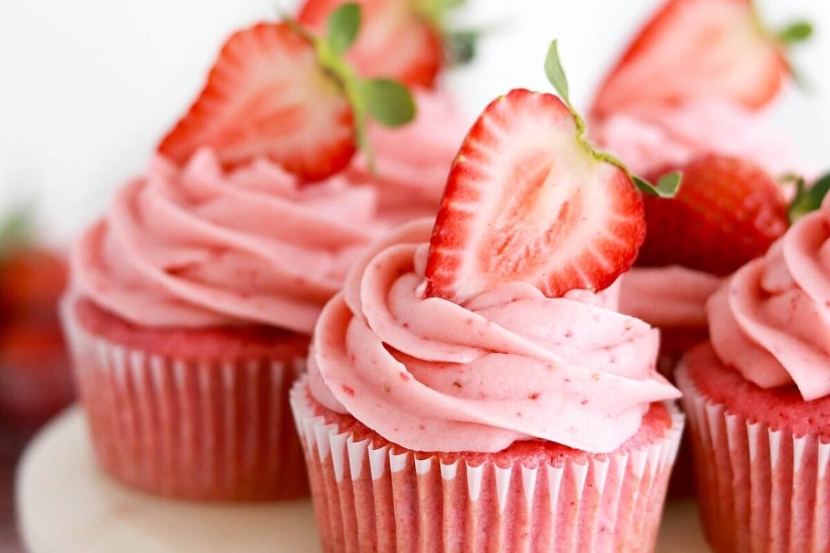 strawberry cupcakes recipe with strawberry frosting