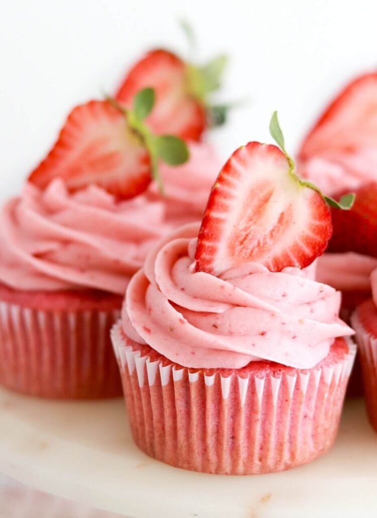 strawberry cupcakes recipe with strawberry frosting