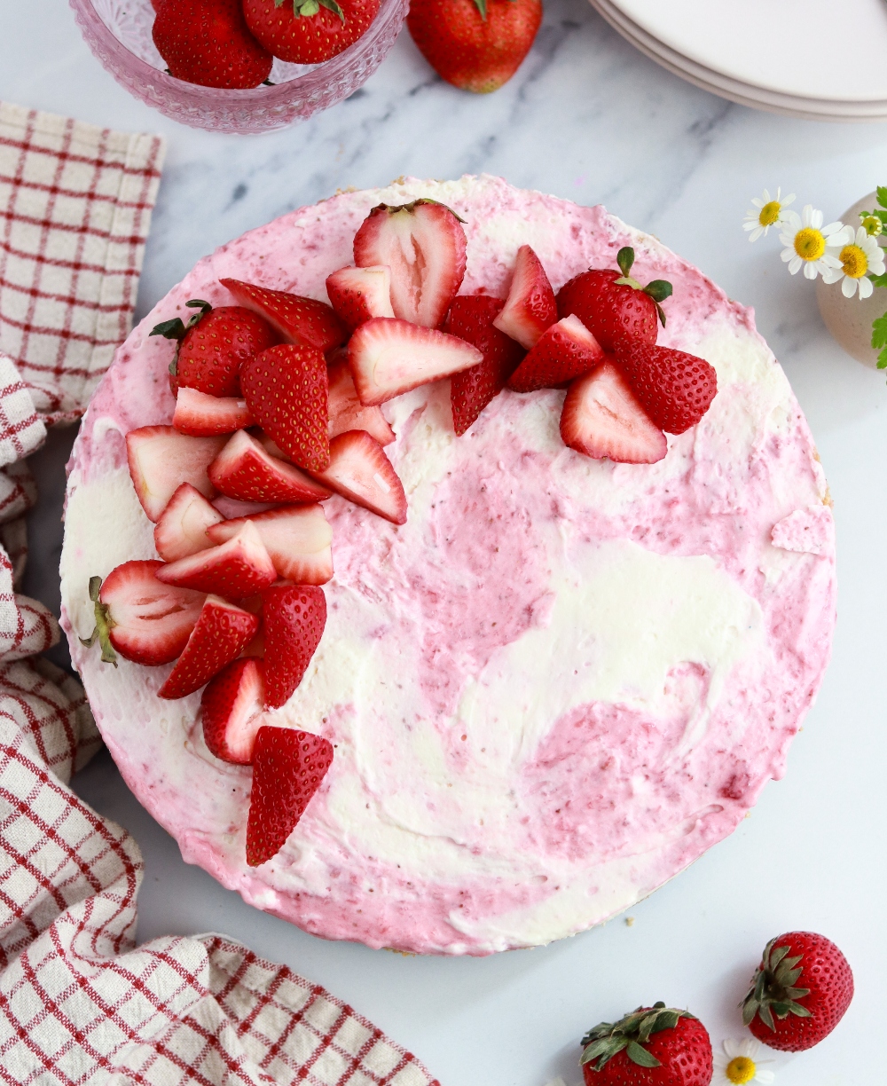 no bake marbled strawberry cheesecake