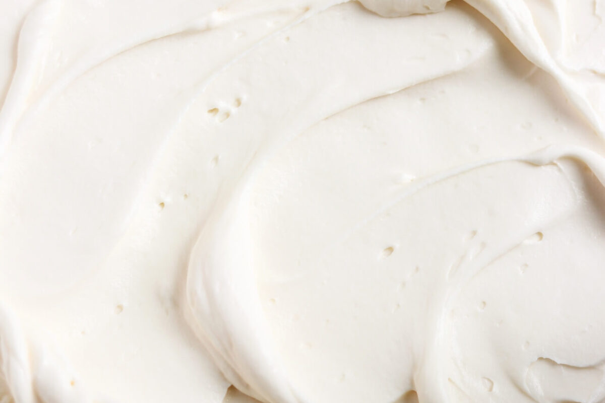 mascarpone whipped cream frosting recipe for cakes and cupcakes