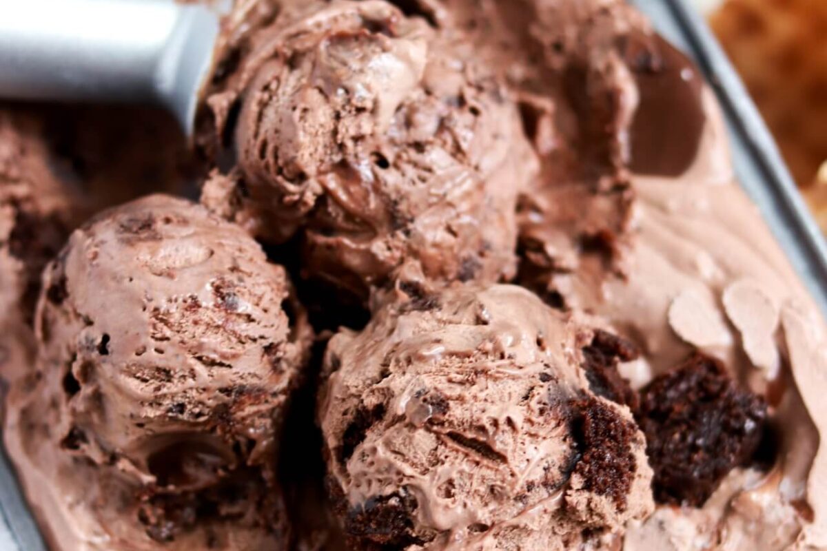 no churn chocolate fudge brownie ice cream scoops