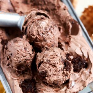 no churn chocolate fudge brownie ice cream scoops