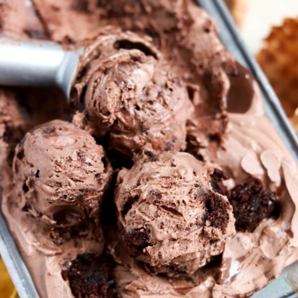 no churn chocolate fudge brownie ice cream scoops