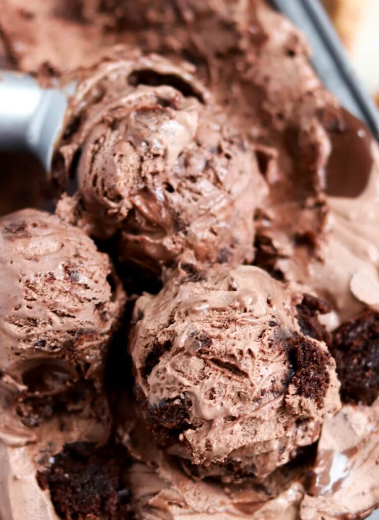 no churn chocolate fudge brownie ice cream scoops