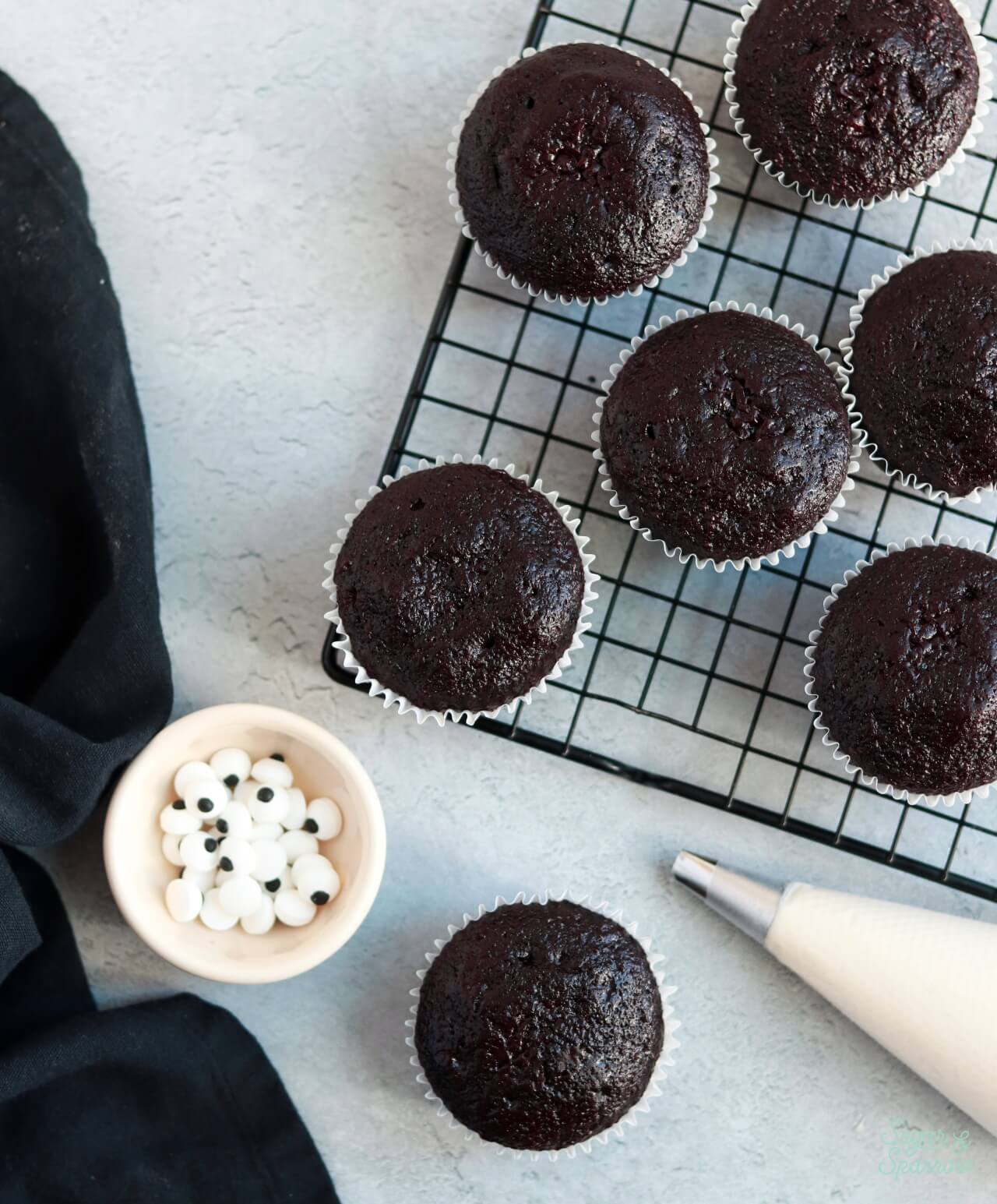 chocolate mummy cupcakes 