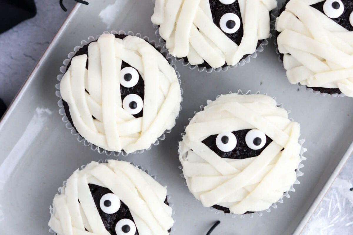 mummy halloween cupcakes recipe and decorating tutorial