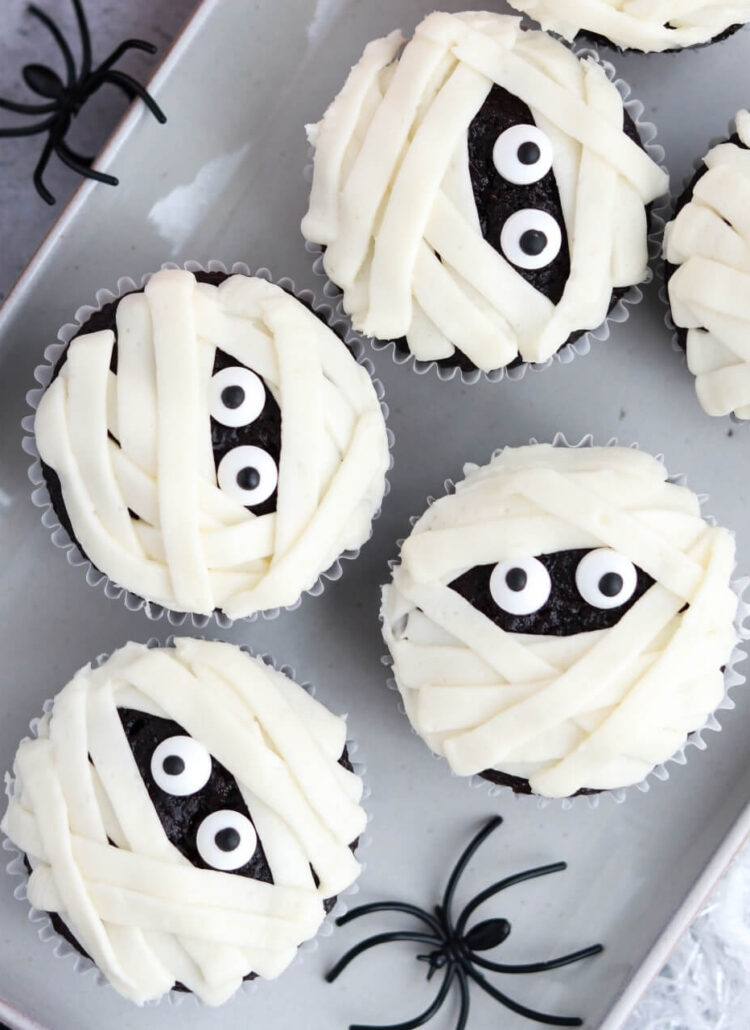 mummy halloween cupcakes recipe and decorating tutorial