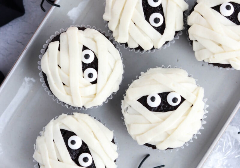 mummy halloween cupcakes recipe and decorating tutorial